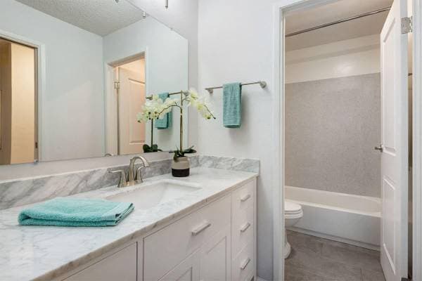 2BR/1BA Apartment on Central Ave · Alameda photo 3