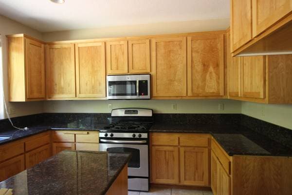 4BR/4BA Single Family House on Healdsburg Ave · Cloverdale photo 4