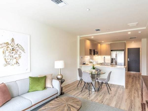 0BR/1BA Apartment on Telegraph Ave. · Oakland photo 2