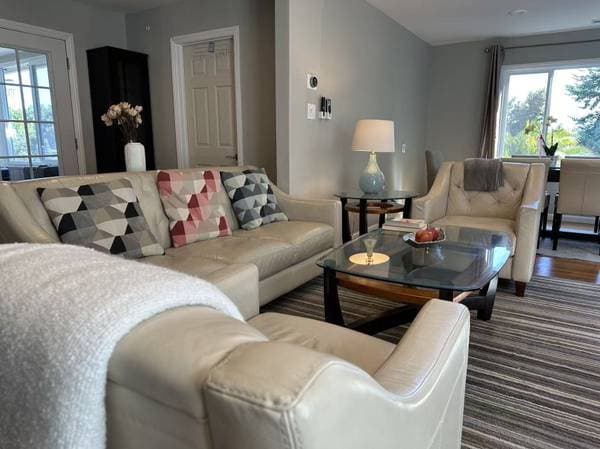 2BR/1BA Single Family House · Belmont photo 1