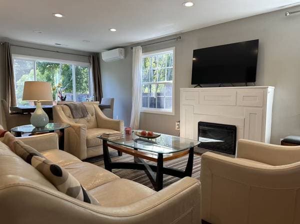 2BR/1BA Single Family House · Belmont photo 2