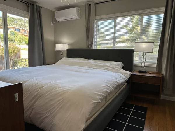2BR/1BA Single Family House · Belmont photo 3