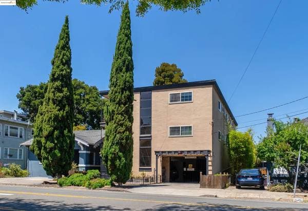 2BR/1BA Apartment on Broadway · Oakland photo 2