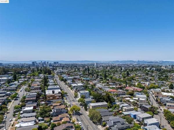 2BR/1BA Apartment on Broadway · Oakland photo 3