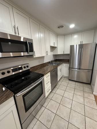 2BR/1BA Apartment on Broadway · Oakland photo 4