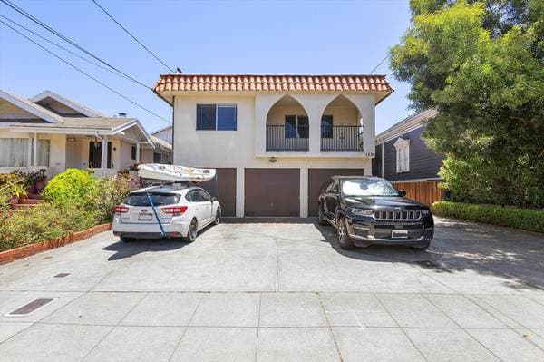 2BR/1BA Apartment on Broadway · Oakland photo 1