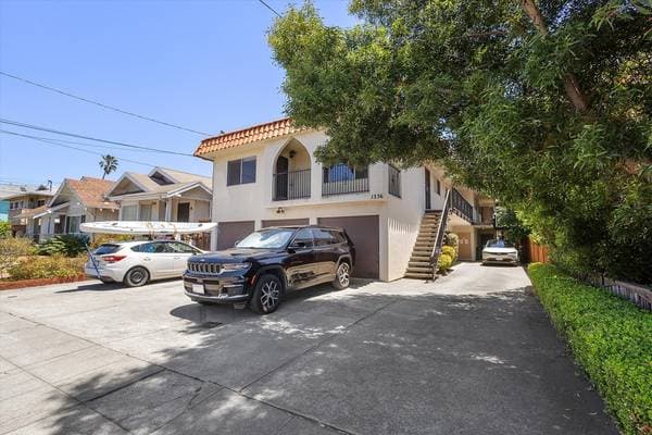 2BR/1BA Apartment on Broadway · Oakland photo 2