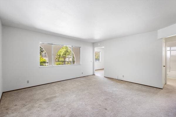2BR/1BA Apartment on Broadway · Oakland photo 3