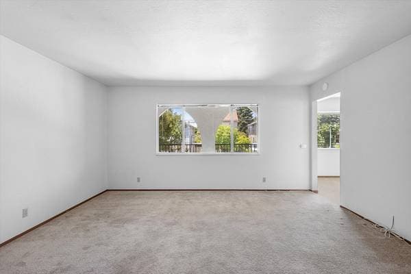 2BR/1BA Apartment on Broadway · Oakland photo 4