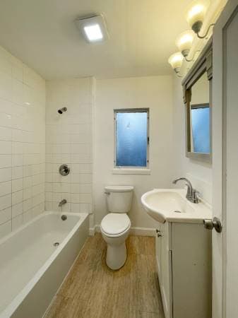2BR/1BA Apartment · Oakland photo 2