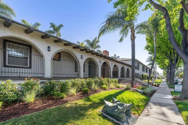 2BR/1BA Apartment on Hollis Avenue · Campbell photo 1