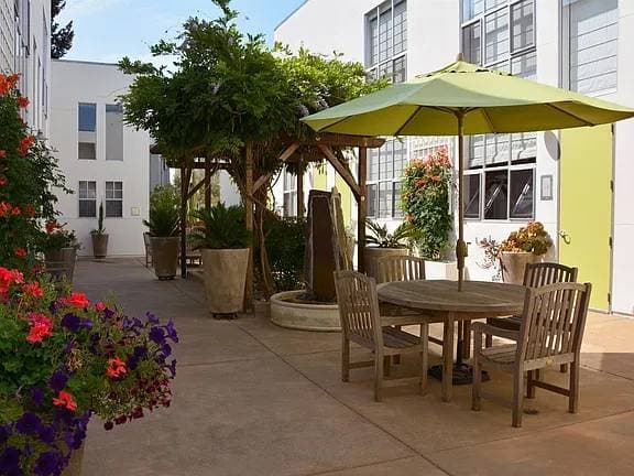1BR/2BA Condo on 1st St W · Vineburg photo 4