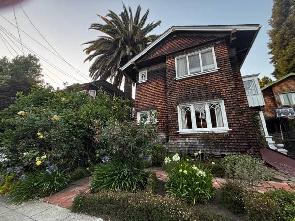 4BR/1BA Flat on Parker Street · Berkeley photo 1
