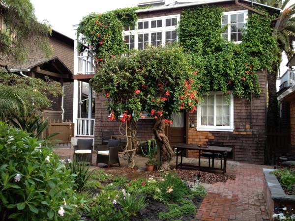 4BR/1BA Flat on Parker Street · Berkeley photo 2