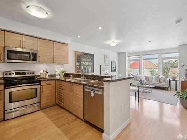 1BR/1BA Apartment on Bay St · San Francisco photo 2