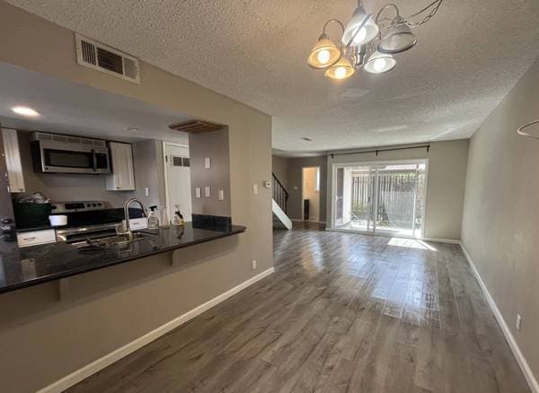Beautifully Renovated Single photo 3