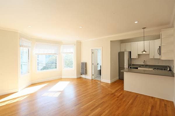 2BR/1BA Apartment on Montecito Avenue · Oakland photo 2