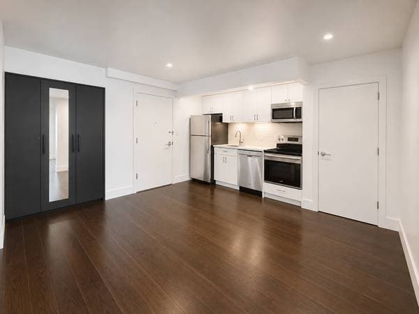1BR/1BA Apartment on 20th Rd · Whitestone photo 4