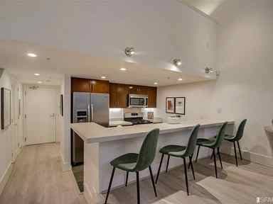 1BR/2BA Loft on Illinois St · San Francisco photo 2