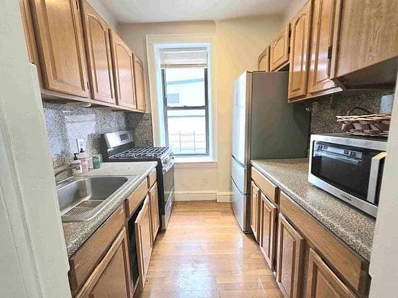 1BR/1BA Apartment on W Barry Ave · Chicago photo 1