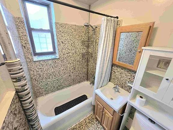 1BR/1BA Apartment on W Barry Ave · Chicago photo 3