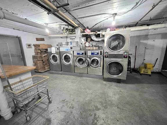1BR/1BA Apartment on W Barry Ave · Chicago photo 5