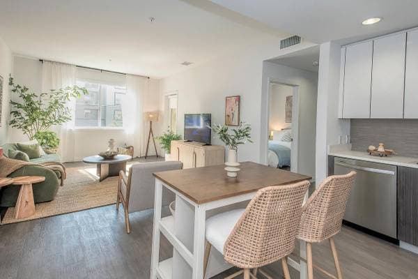 0BR/1BA Apartment on Golden Gate · Dublin photo 2