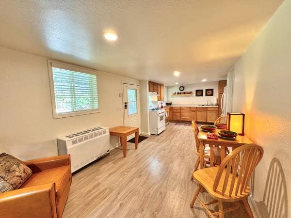 2BR/1BA Single Family House · Hollister photo 1