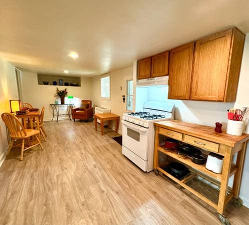 2BR/1BA Single Family House · Hollister photo 2