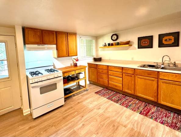 2BR/1BA Single Family House · Hollister photo 4
