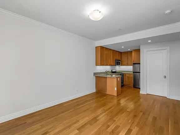 1BR/1BA Single Family House · San Francisco photo 2
