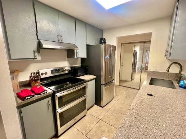 2BR/2BA Condo · Oakland photo 2