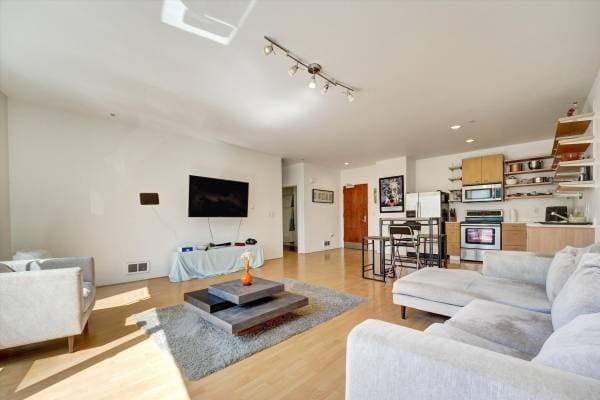 1BR/1BA Apartment on Pine St · Oakland photo 5