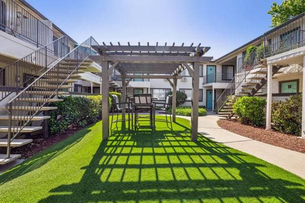 0BR/1BA Apartment on Hollis Avenue · Campbell photo 5