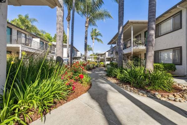 2BR/1BA Apartment on Hollis Avenue · Campbell photo 4