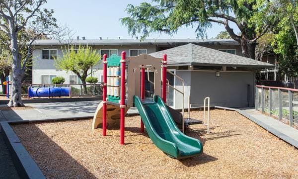 2BR/1BA Apartment on Orchard Avenue · Hayward photo 4