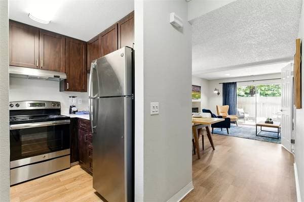 2BR/1BA Apartment on Lakeville Cir · Petaluma photo 3