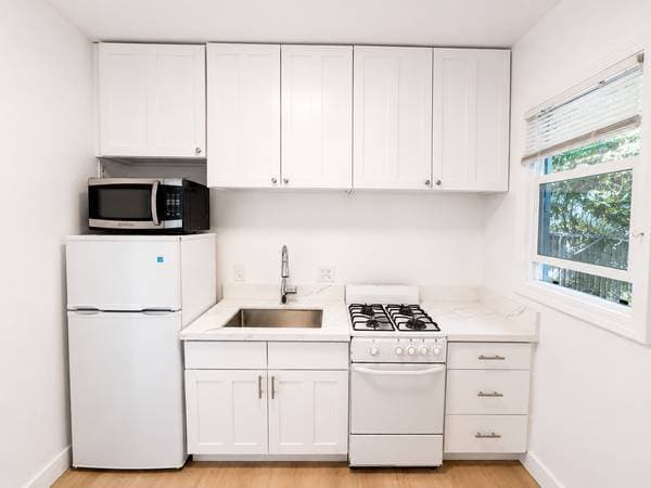 0BR/1BA Apartment · Berkeley photo 2