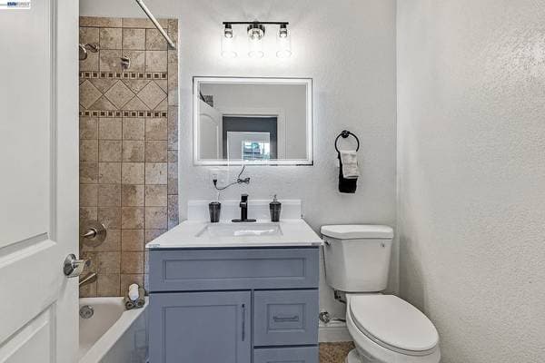 2BR/2BA Apartment on 17th Ave · Oakland photo 4