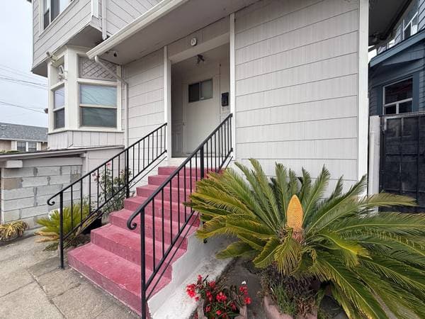 4BR/2BA Single Family House on Capp St · Oakland photo 1