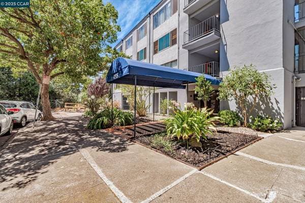 1BR/1BA Condo on Crescent St · Oakland photo 2