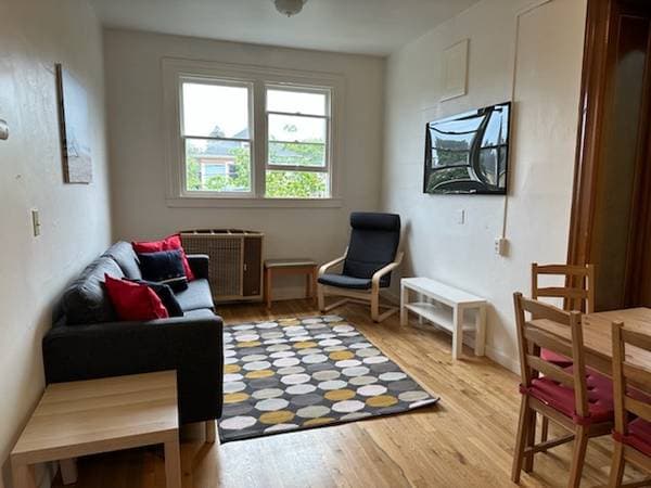 4BR/2BA Flat on Milvia · Berkeley photo 2