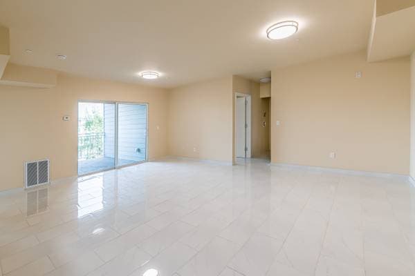 2BR/2BA Apartment · Oakland photo 4