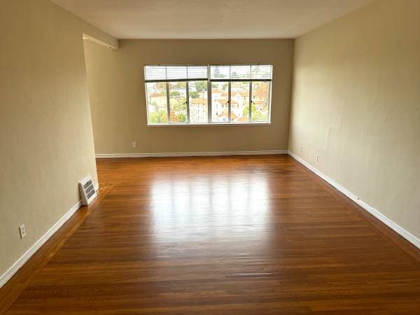 2BR/1BA Apartment on Ivy Drive · Oakland photo 4