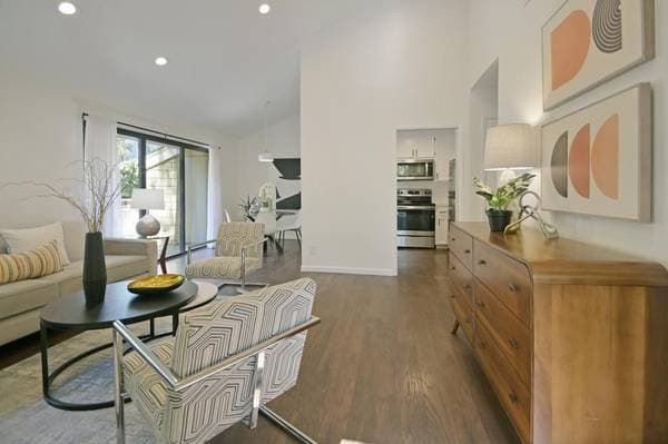 1BR/1BA Condo on Makati Circle · San Jose photo 3