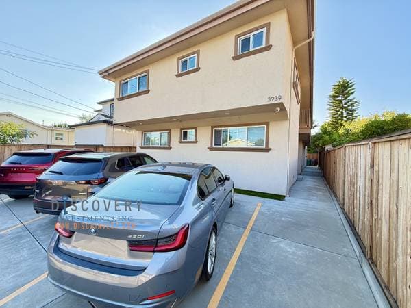 3BR/2BA Apartment on Midvale Avenue · Oakland photo 1