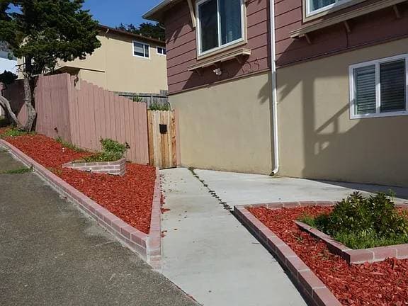Welcome To This Bright And Well-maintained One Bed/one Bath Condo photo 1