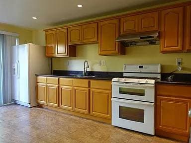 Welcome To This Bright And Well-maintained One Bed/one Bath Condo photo 2