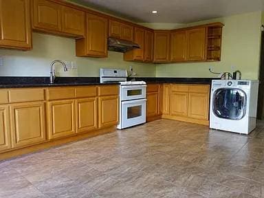 Welcome To This Bright And Well-maintained One Bed/one Bath Condo photo 3