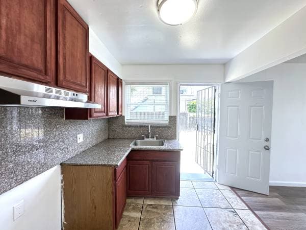 2BR/1BA Apartment · Oakland photo 2